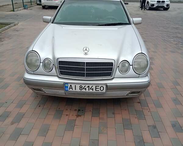 Сірий Мерседес Е-Клас, об'ємом двигуна 2 л та пробігом 370 тис. км за 3500 $, фото 1 на Automoto.ua