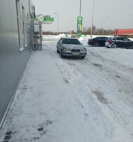 Сірий Мерседес Е-Клас, об'ємом двигуна 2.4 л та пробігом 473 тис. км за 3100 $, фото 1 на Automoto.ua