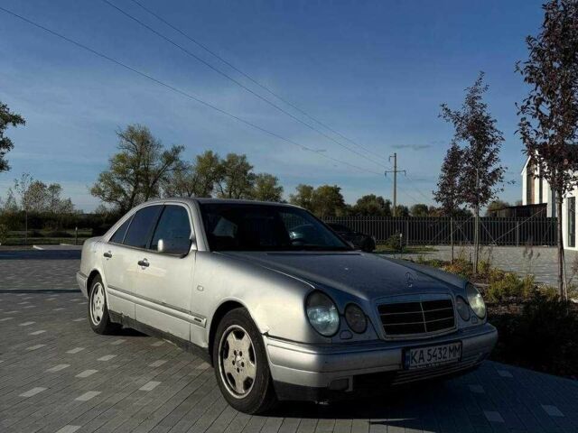 Серый Мерседес Е-Класс, объемом двигателя 3.2 л и пробегом 580 тыс. км за 2000 $, фото 1 на Automoto.ua