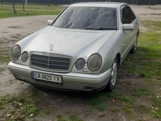 Серый Мерседес Е-Класс, объемом двигателя 2.9 л и пробегом 370 тыс. км за 3000 $, фото 1 на Automoto.ua