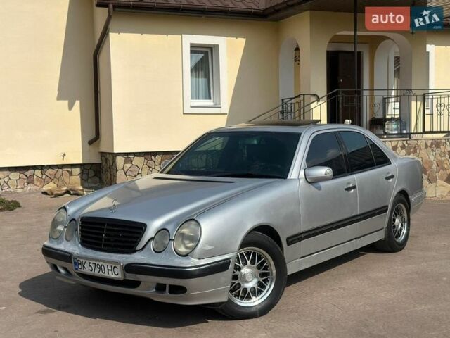 Серый Мерседес Е-Класс, объемом двигателя 3.2 л и пробегом 400 тыс. км за 2650 $, фото 1 на Automoto.ua