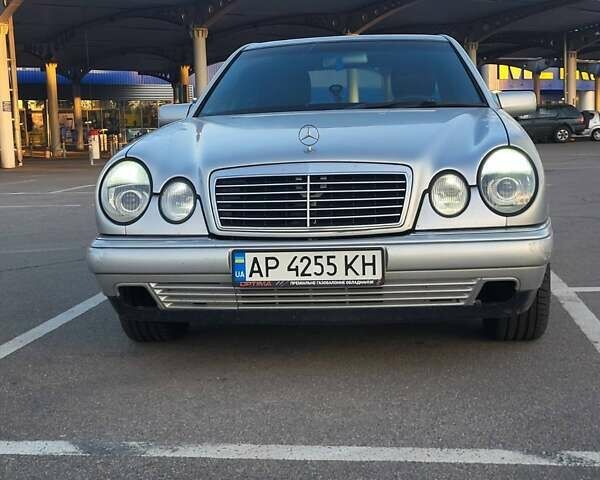 Сірий Мерседес Е-Клас, об'ємом двигуна 2 л та пробігом 30 тис. км за 3800 $, фото 1 на Automoto.ua