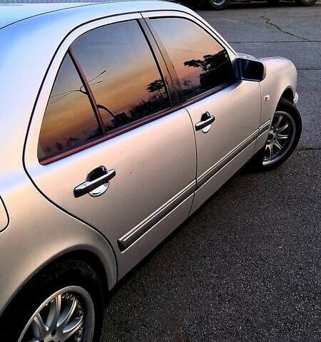 Сірий Мерседес Е-Клас, об'ємом двигуна 2.8 л та пробігом 368 тис. км за 5000 $, фото 1 на Automoto.ua