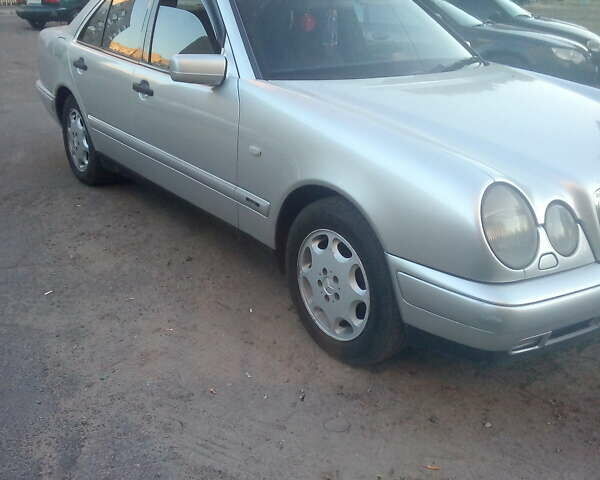 Сірий Мерседес Е-Клас, об'ємом двигуна 2.9 л та пробігом 390 тис. км за 4800 $, фото 1 на Automoto.ua