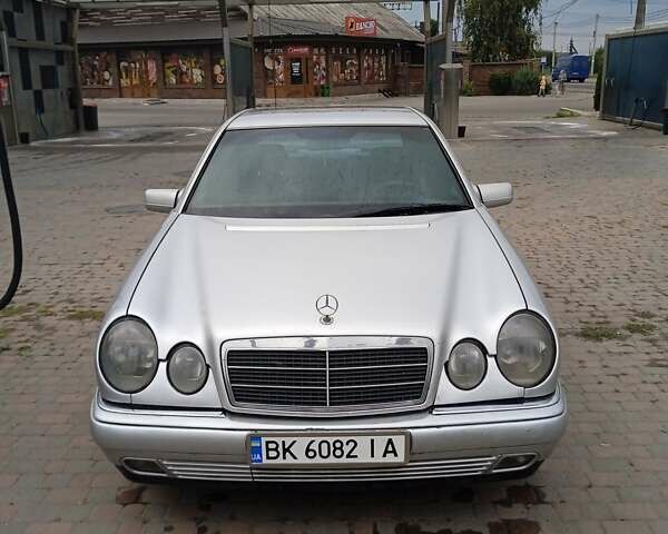 Серый Мерседес Е-Класс, объемом двигателя 2.5 л и пробегом 420 тыс. км за 2900 $, фото 1 на Automoto.ua