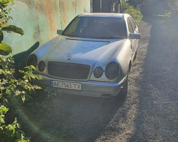 Сірий Мерседес Е-Клас, об'ємом двигуна 2 л та пробігом 500 тис. км за 2500 $, фото 1 на Automoto.ua