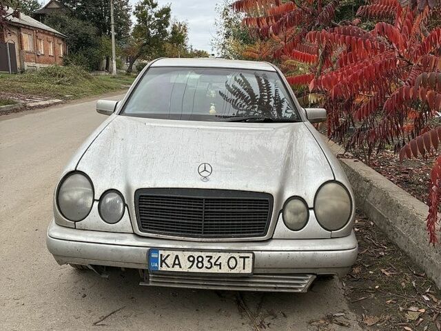 Сірий Мерседес Е-Клас, об'ємом двигуна 2.4 л та пробігом 298 тис. км за 2001 $, фото 1 на Automoto.ua