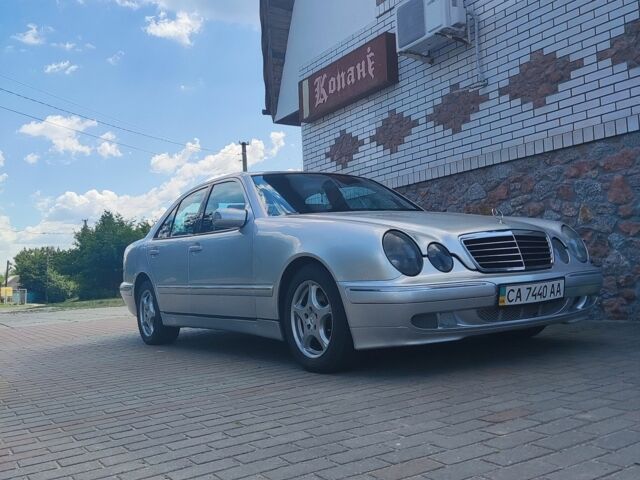 Сірий Мерседес Е-Клас, об'ємом двигуна 2 л та пробігом 375 тис. км за 3497 $, фото 1 на Automoto.ua