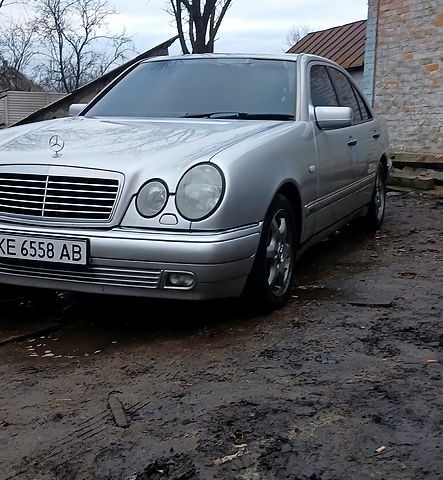 Сірий Мерседес Е-Клас, об'ємом двигуна 4.3 л та пробігом 0 тис. км за 3500 $, фото 1 на Automoto.ua