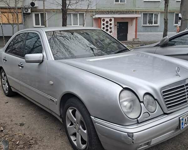 Серый Мерседес Е-Класс, объемом двигателя 2.3 л и пробегом 401 тыс. км за 3100 $, фото 1 на Automoto.ua