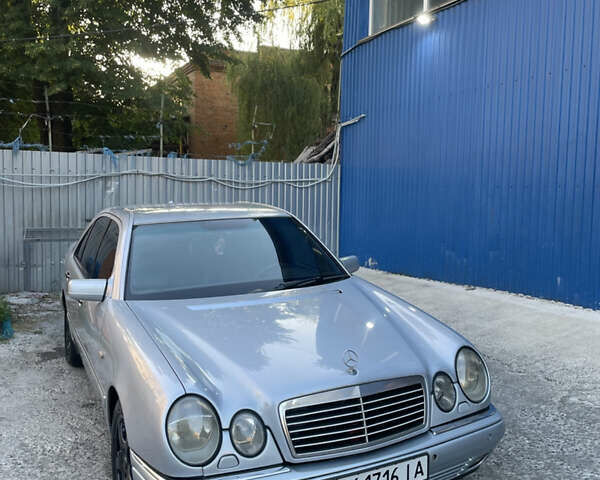Серый Мерседес Е-Класс, объемом двигателя 3.2 л и пробегом 375 тыс. км за 2700 $, фото 1 на Automoto.ua