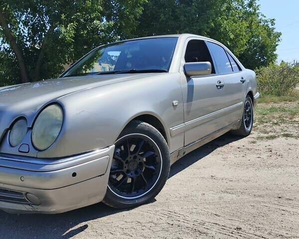 Сірий Мерседес Е-Клас, об'ємом двигуна 2.8 л та пробігом 520 тис. км за 2600 $, фото 1 на Automoto.ua