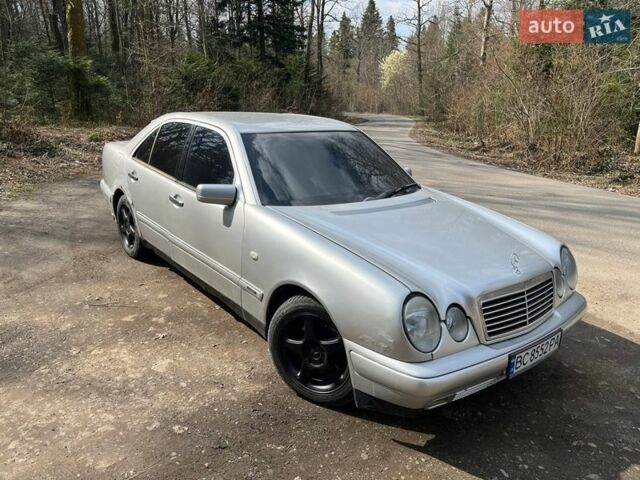 Сірий Мерседес Е-Клас, об'ємом двигуна 2 л та пробігом 400 тис. км за 3000 $, фото 1 на Automoto.ua