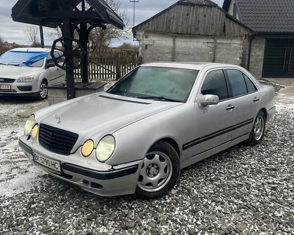Серый Мерседес Е-Класс, объемом двигателя 3.2 л и пробегом 300 тыс. км за 2150 $, фото 1 на Automoto.ua