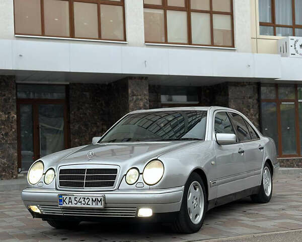 Серый Мерседес Е-Класс, объемом двигателя 3.2 л и пробегом 580 тыс. км за 3900 $, фото 1 на Automoto.ua