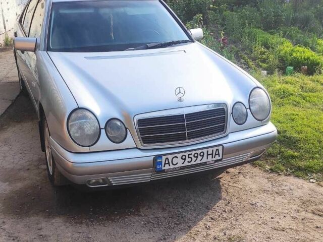 Сірий Мерседес Е-Клас, об'ємом двигуна 2 л та пробігом 380 тис. км за 4200 $, фото 1 на Automoto.ua