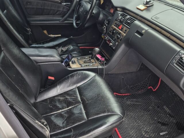 Сірий Мерседес Е-Клас, об'ємом двигуна 2.8 л та пробігом 419 тис. км за 4000 $, фото 1 на Automoto.ua