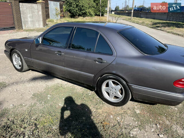 Серый Мерседес Е-Класс, объемом двигателя 2 л и пробегом 240 тыс. км за 4500 $, фото 1 на Automoto.ua