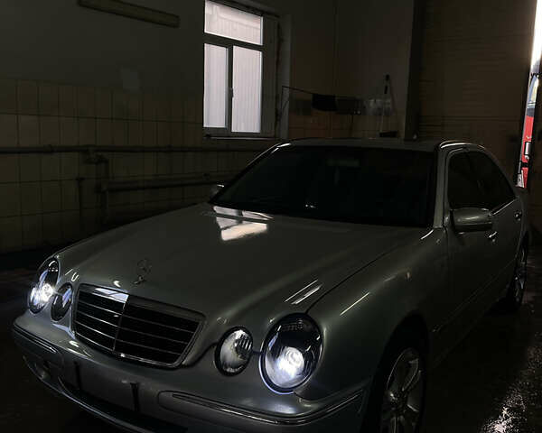 Серый Мерседес Е-Класс, объемом двигателя 2.2 л и пробегом 698 тыс. км за 4800 $, фото 1 на Automoto.ua