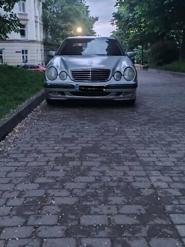 Сірий Мерседес Е-Клас, об'ємом двигуна 2 л та пробігом 470 тис. км за 4000 $, фото 1 на Automoto.ua