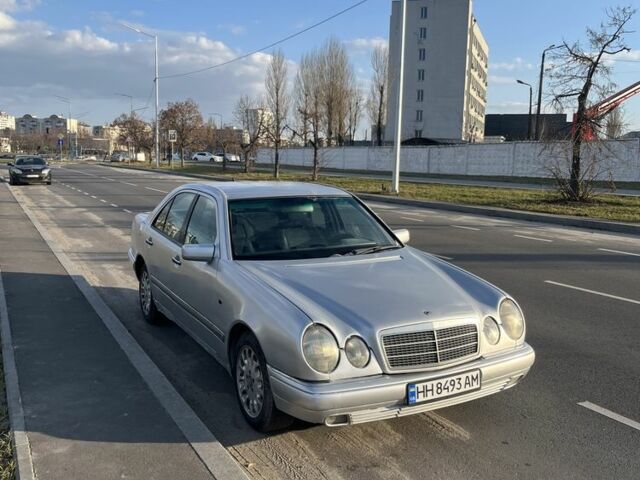 Сірий Мерседес Е-Клас, об'ємом двигуна 2 л та пробігом 464 тис. км за 2600 $, фото 1 на Automoto.ua