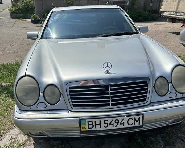 Серый Мерседес Е-Класс, объемом двигателя 2.4 л и пробегом 257 тыс. км за 3500 $, фото 1 на Automoto.ua