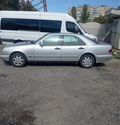 Серый Мерседес Е-Класс, объемом двигателя 2.9 л и пробегом 320 тыс. км за 2625 $, фото 1 на Automoto.ua