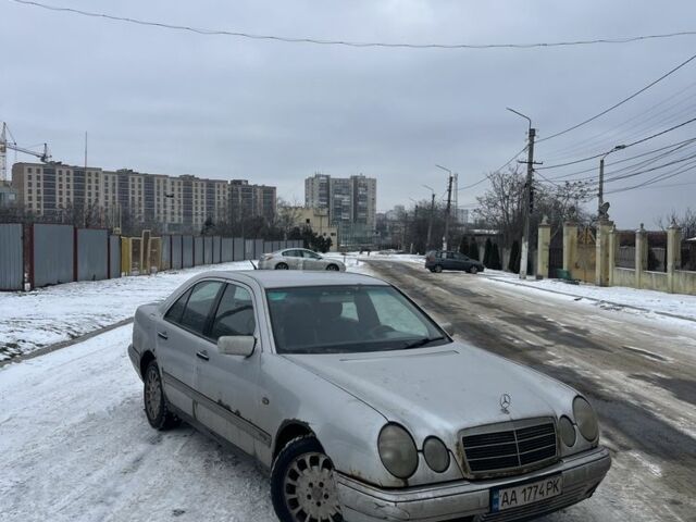 Сірий Мерседес Е-Клас, об'ємом двигуна 2 л та пробігом 462 тис. км за 1950 $, фото 1 на Automoto.ua