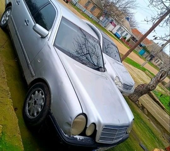 Сірий Мерседес Е-Клас, об'ємом двигуна 2 л та пробігом 250 тис. км за 1200 $, фото 1 на Automoto.ua