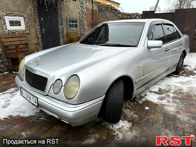 Сірий Мерседес Е-Клас, об'ємом двигуна 2 л та пробігом 200 тис. км за 2850 $, фото 1 на Automoto.ua