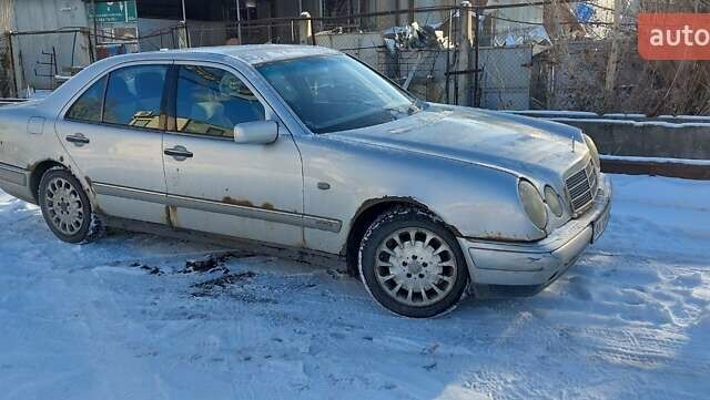 Сірий Мерседес Е-Клас, об'ємом двигуна 2 л та пробігом 400 тис. км за 1700 $, фото 1 на Automoto.ua