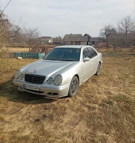 Серый Мерседес Е-Класс, объемом двигателя 2.15 л и пробегом 400 тыс. км за 2800 $, фото 1 на Automoto.ua