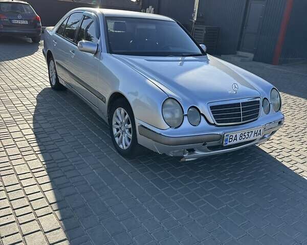 Серый Мерседес Е-Класс, объемом двигателя 2 л и пробегом 413 тыс. км за 2600 $, фото 1 на Automoto.ua
