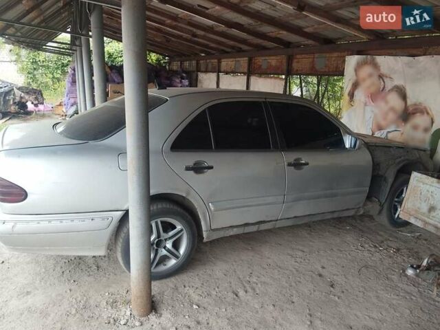 Серый Мерседес Е-Класс, объемом двигателя 2.2 л и пробегом 450 тыс. км за 800 $, фото 1 на Automoto.ua