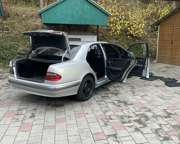 Серый Мерседес Е-Класс, объемом двигателя 2.15 л и пробегом 370 тыс. км за 3200 $, фото 1 на Automoto.ua