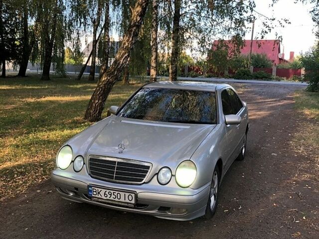 Сірий Мерседес Е-Клас, об'ємом двигуна 2 л та пробігом 411 тис. км за 2600 $, фото 1 на Automoto.ua