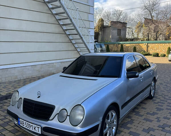 Серый Мерседес Е-Класс, объемом двигателя 2.6 л и пробегом 300 тыс. км за 2450 $, фото 1 на Automoto.ua