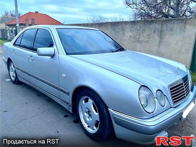 Сірий Мерседес Е-Клас, об'ємом двигуна 2 л та пробігом 350 тис. км за 3800 $, фото 1 на Automoto.ua