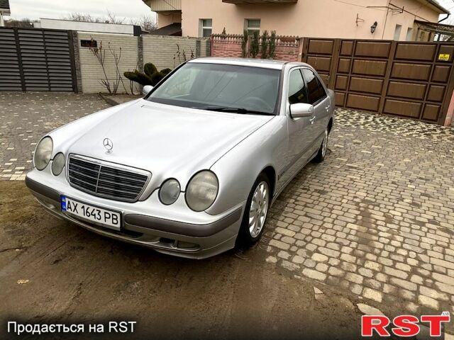 Сірий Мерседес Е-Клас, об'ємом двигуна 2 л та пробігом 400 тис. км за 2950 $, фото 1 на Automoto.ua