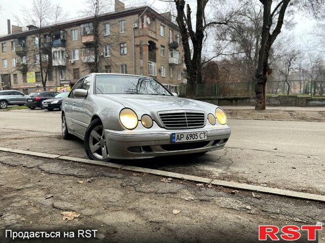 Сірий Мерседес Е-Клас, об'ємом двигуна 2 л та пробігом 500 тис. км за 4100 $, фото 1 на Automoto.ua