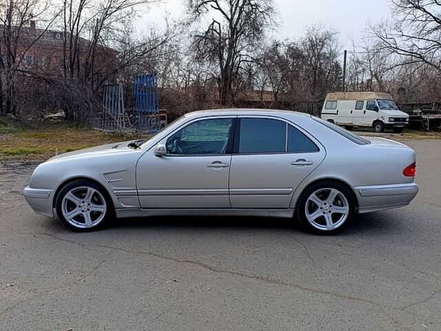 Серый Мерседес Е-Класс, объемом двигателя 3.2 л и пробегом 400 тыс. км за 7000 $, фото 1 на Automoto.ua