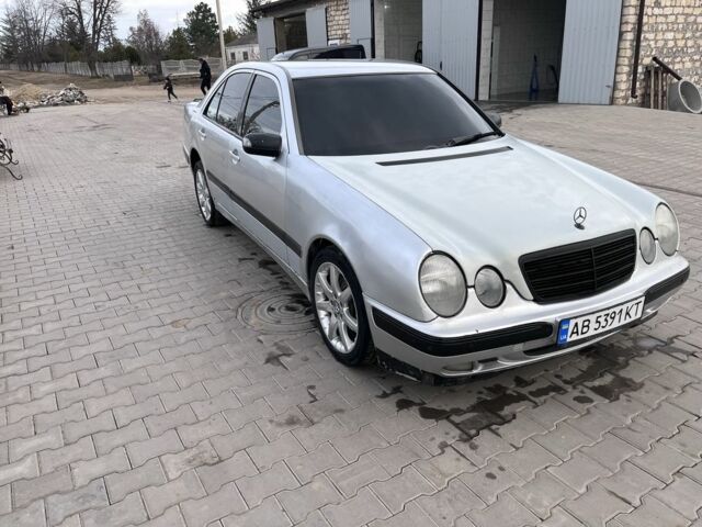 Серый Мерседес Е-Класс, объемом двигателя 2.6 л и пробегом 557 тыс. км за 3000 $, фото 1 на Automoto.ua