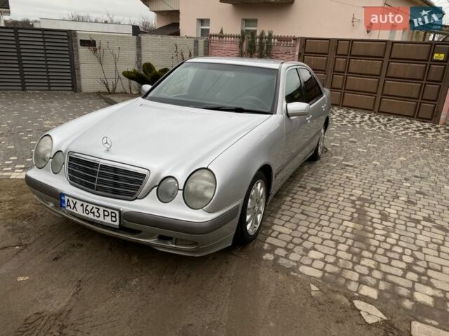 Сірий Мерседес Е-Клас, об'ємом двигуна 2 л та пробігом 300 тис. км за 2950 $, фото 1 на Automoto.ua