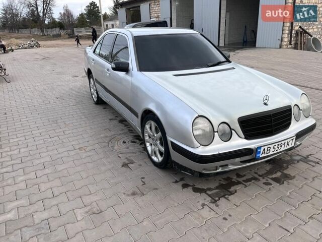 Серый Мерседес Е-Класс, объемом двигателя 2.6 л и пробегом 550 тыс. км за 3000 $, фото 1 на Automoto.ua