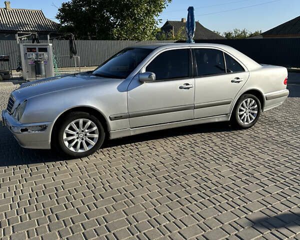 Сірий Мерседес Е-Клас, об'ємом двигуна 2 л та пробігом 413 тис. км за 3600 $, фото 1 на Automoto.ua