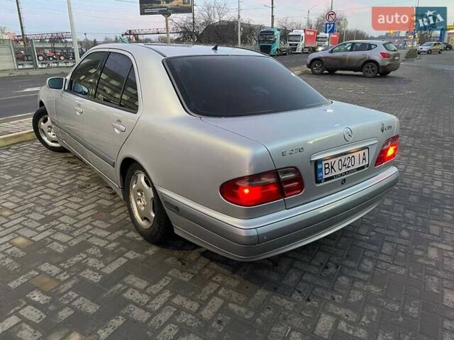 Серый Мерседес Е-Класс, объемом двигателя 2.7 л и пробегом 326 тыс. км за 5500 $, фото 1 на Automoto.ua