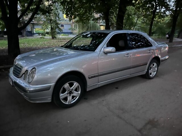 Серый Мерседес Е-Класс, объемом двигателя 3.2 л и пробегом 300 тыс. км за 4500 $, фото 1 на Automoto.ua