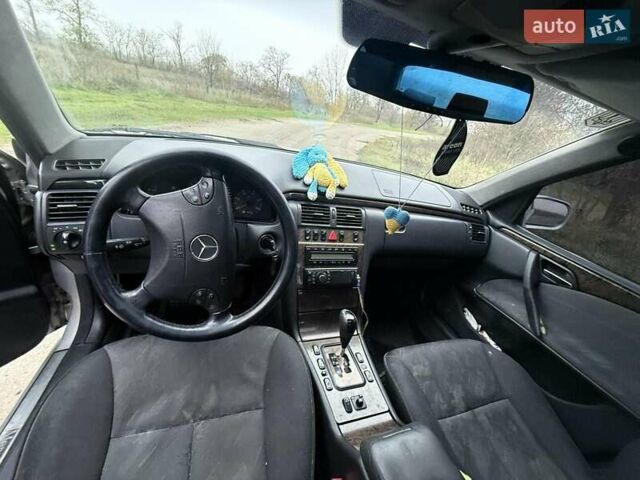 Серый Мерседес Е-Класс, объемом двигателя 2.2 л и пробегом 360 тыс. км за 3500 $, фото 1 на Automoto.ua