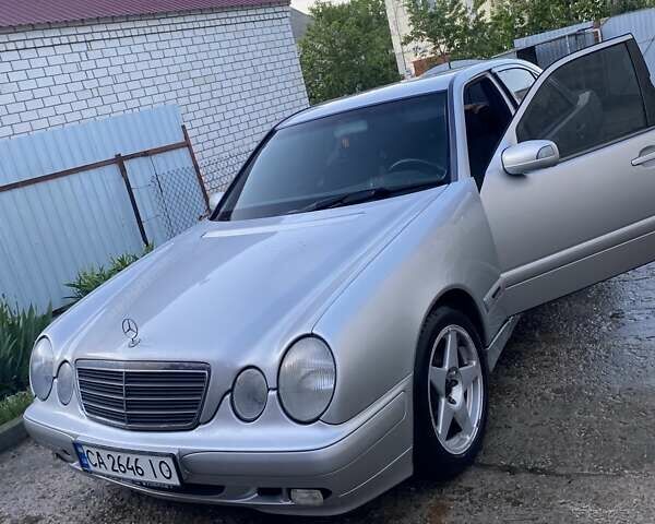 Серый Мерседес Е-Класс, объемом двигателя 2 л и пробегом 326 тыс. км за 3900 $, фото 1 на Automoto.ua