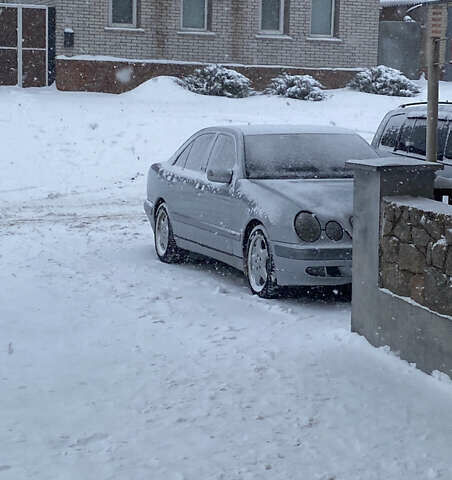 Сірий Мерседес Е-Клас, об'ємом двигуна 2 л та пробігом 450 тис. км за 5100 $, фото 1 на Automoto.ua